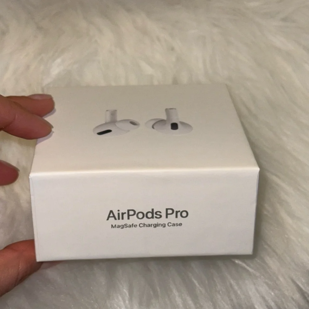 Apple White Wireless Earbuds with Charging Case and Cable